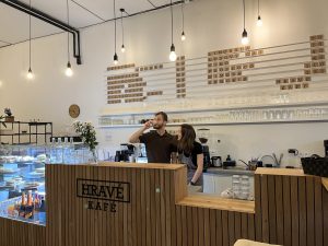 Hravé kafé